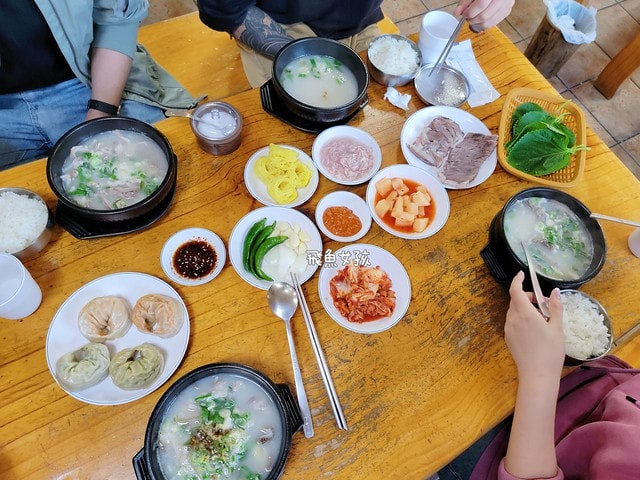 大邱機場美食,大邱機場覓食,大邱機場湯飯,大邱湯飯推薦,大邱紅眼班機美食,大邱紅眼班機覓食,大邱自由行,大邱自由行美食,大邱自由行推薦,韓國自由行美食,韓國國內機場美食,韓國湯飯推薦,大邱湯飯,大邱元祖奶奶湯飯,진배기원조할매국밥,大邱清晨美食,大邱24小時美食,大邱早晨美食,大邱機場早餐,大邱機場24小時餐廳