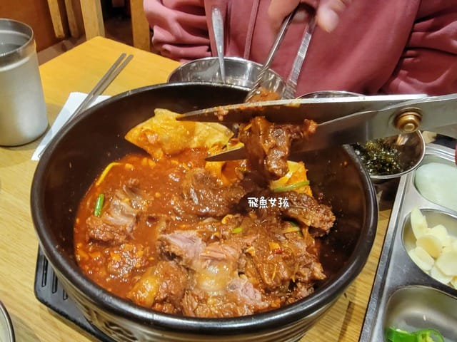 巨松排骨韓文,大邱美食,巨松燉排骨,巨松燉排骨的菜單,巨松排骨,巨松排骨分店,大邱巨松排骨,半月堂站,半月堂站美食,半月堂美食,半月堂地下街營業時間,半月堂逛街,大邱半月堂美食,大邱景點dcard,大邱三天兩夜 Dcard,大邱一日遊dcard,大邱美食推薦,巨松排骨dcard,巨松排骨一個人,巨松燉排骨 相片,巨松燉排骨 吃法,巨松排骨分店,巨松排骨怎麼吃,巨松排骨半月堂